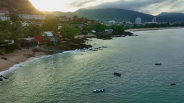Muhteşem deniz kıyısı güzel deniz, güzel Phuket Adası Tayland 'daki Tropikal okyanus manzarası