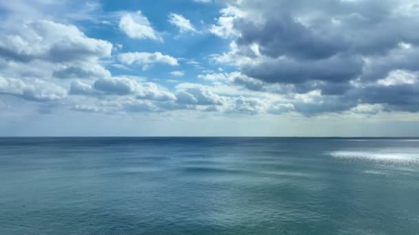空中ビュー夏の美しい海白い雲とドローンカメラからの青い空の映像 素晴らしい海の背景 — ストック動画