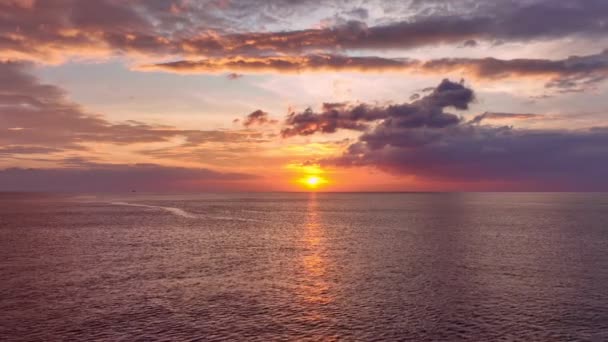 Farbenfroher Sonnenuntergang Oder Sonnenaufgang Über Der Meeresoberfläche Drohne Aus Der — Stockvideo