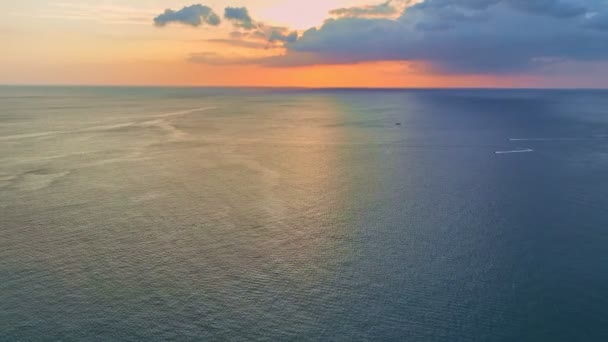 Pôr Sol Colorido Nascer Sol Acima Superfície Mar Vista Aérea — Vídeo de Stock