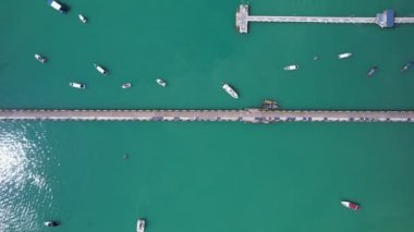 Yat ve yelkenli parkının havadan görüntüsü marina taşımacılığı ve seyahat arkaplanı Yaz mevsiminde güzel deniz