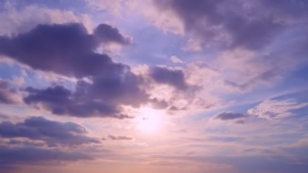 海の風景の上に雄大な夕日の光の時間経過 自然の雲の驚くべき光空と雲離れて圧延移動 黄金の時間でカラフルな夕日や日の出光劇的な雲映像 — ストック動画
