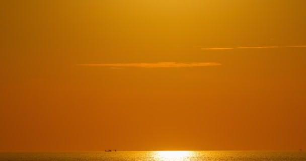海の風景の上に雄大な夕日の光の時間経過 自然の雲の驚くべき光空と雲離れて圧延移動 黄金の時間でカラフルな夕日や日の出光劇的な雲映像 — ストック動画