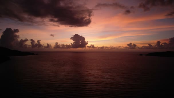 Kleurrijke Zonsondergang Zonsopkomst Boven Het Zeeoppervlak Luchtfoto Drone Vliegen Open — Stockvideo