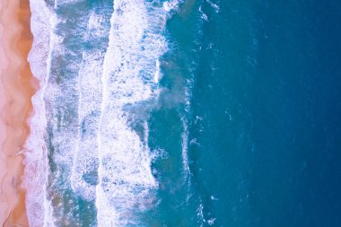 Plaj manzarası ve yaz mevsiminde kumsala vuran dalgalar, okyanus dalgası köpüklü inanılmaz deniz plajı güzel deniz yüzeyi manzarası, yaz tatilinin arka planını kavra.