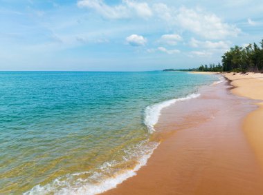 Güzel kumlu sahil ve deniz berrak mavi gökyüzü inanılmaz kumsal mavi gökyüzü güneş ışığı dinlenme manzarası Phuket Adası Tayland, Yaz ve seyahat arka planı