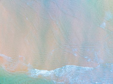 İnanılmaz pastel kumsal manzarası ve turkuaz deniz fotokopi alanı mevcut doğa arka planı, yüksek açılı deniz kumu arka planı