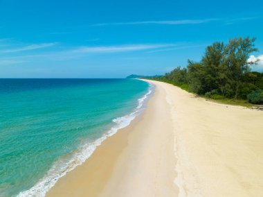 Güzel kumlu sahil ve deniz berrak mavi gökyüzü inanılmaz kumsal mavi gökyüzü güneş ışığı dinlenme manzarası Phuket Adası Tayland, Yaz ve seyahat arka planı