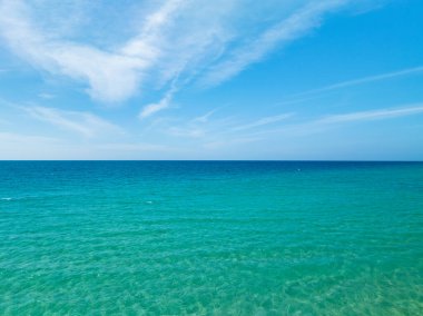 Deniz yüzeyi hava manzarası, kuş bakışı fotoğraf dalgalar ve su yüzeyi dokusu, turkuaz deniz arka planı, Güzel doğa inanılmaz deniz arka planı