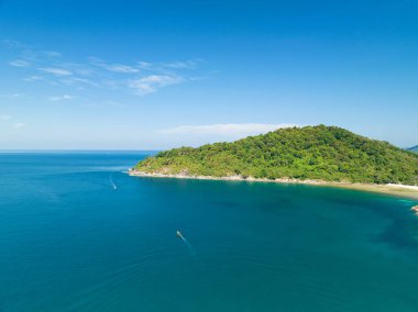 Deniz yüzeyi okyanus arka planı, deniz manzarasındaki güzel ada yaz günündeki inanılmaz deniz manzarası.