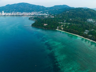 Deniz yüzeyi okyanus arka planı, deniz manzarasındaki güzel ada yaz günündeki inanılmaz deniz manzarası.