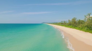 Yaz mevsiminde Phuket Denizi 'nin ve kumsalın havadan görünüşü. Okyanus dalgası köpükleriyle inanılmaz bir sahil. Deniz yüzeyinin güzel deniz manzarası. Yaz tatili için seyahat yeri kavramı