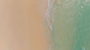 Yaz mevsiminde Phuket Denizi 'nin ve kumsalın havadan görünüşü. Okyanus dalgası köpükleriyle inanılmaz bir sahil. Deniz yüzeyinin güzel deniz manzarası. Yaz tatili için seyahat yeri kavramı