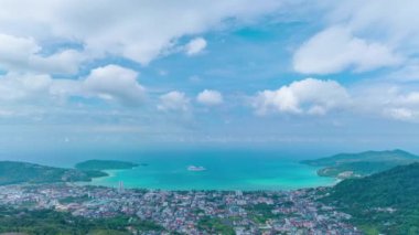İHA Yüksek açılı görüntü, Patong şehrinin ön planda yüksek dağlı görüntüsü, Phuket Tayland ve güzel doğa görüntüleri.