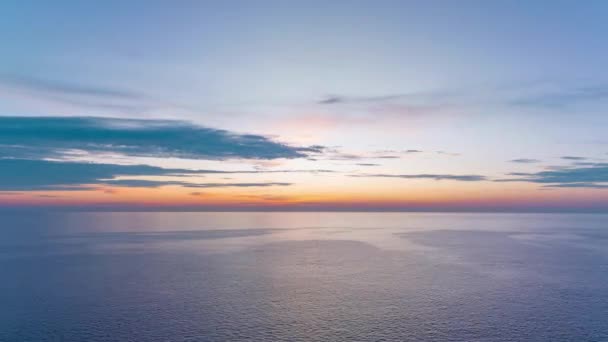 壮大な夕日や日の出の風景の空中ビューのハイパーラプス 自然の素晴らしい光雲の空と海の上の雲離れて圧延カラフルな暗い日没の雲映像タイムラプス美しい空 — ストック動画