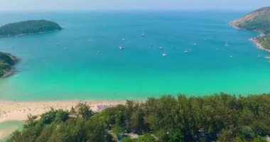 Aerial View Hyperlapse, seyahat eden insanların plajda dinlendiği inanılmaz plaj, yaz mevsiminde Phuket Adası 'nda güzel deniz, Tayland' da zaman kaybı yaşayan insanlar, yaz boyunca birçok dinlenen insanla plaj.