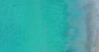 Deniz dalgaları su yüzeyi, dinamik çekim, rengarenk deniz yüzeyi, güzel sahil deniz yüzeyi, inanılmaz doğa ve seyahat arka planı.