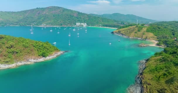 Aerial View Hyperlapse Seyahat Eden Insanların Plajda Dinlendiği Inanılmaz Plaj — Stok video