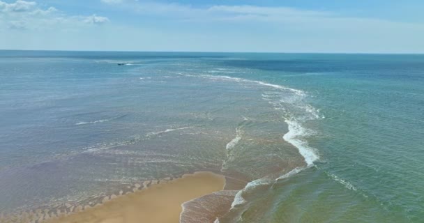 Havsvågor Vattenyta Dynamisk Skott Flygfoto Över Färgglada Havsyta Vacker Strand — Stockvideo
