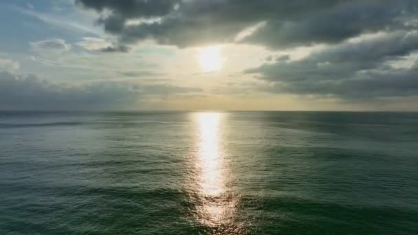 海面上的日落或日出五彩斑斓 海面上的空中俯瞰 水面上的阳光反射 海面上的日落 海面上的夏日和旅行度假的概念 — 图库视频影像