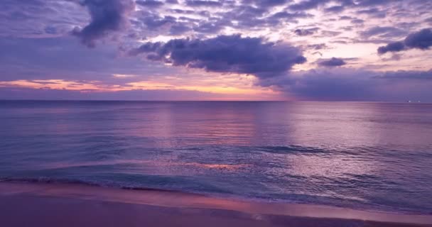 Kleurrijke Zonsondergang Zonsopkomst Boven Het Zeeoppervlak Luchtfoto Drone Vliegen Open — Stockvideo