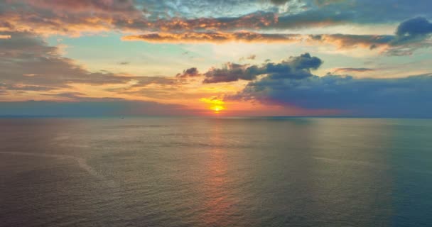 海面上のカラフルな夕日や日の出 空中ビュードローンは オープン海の上を飛ぶ 水面上の自然の反射太陽の美しい光 海の上の日没 海の夏と旅行休暇のコンセプト — ストック動画