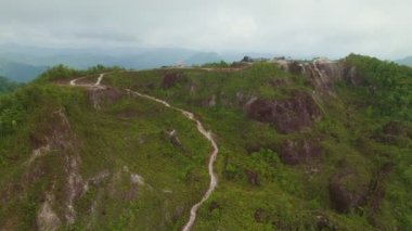 Phang-nga, Tayland 'daki Phutajor Dağı' nda görülmemiş dağ sıraları insanlar bir dağın tepesinden inanılmaz vadi manzarasına kamp macerasına giderler.