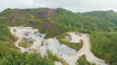 Phang-nga, Tayland 'daki Phutajor Dağı' nda görülmemiş dağ sıraları insanlar bir dağın tepesinden inanılmaz vadi manzarasına kamp macerasına giderler.