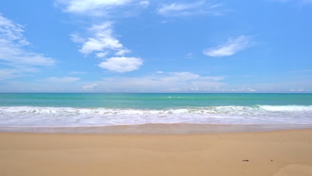 美しいビーチ美しいプーケット島の熱帯海タイ プーケット島は旅行先の観光客ですタイ 素晴らしい高品質のビデオ自然海の背景 ビーチの海のスペースエリア — ストック動画