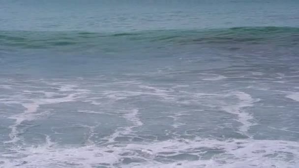 Дивовижні Хвилі Розбиваються Піщаному Узбережжі Морському Пляжі Пінами Океанської Хвилі — стокове відео