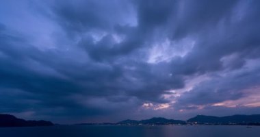 Deniz manzarası üzerinde gün batımının hızlandırılması, doğanın inanılmaz ışığı gökyüzü bulutları ve bulutlar yuvarlanıyor, renkli gün batımı ya da gün doğumunda dramatik bulutlar altın saat içinde