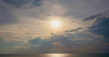 Deniz manzarası üzerinde gün batımının hızlandırılması, doğanın inanılmaz ışığı gökyüzü bulutları ve bulutlar yuvarlanıyor, renkli gün batımı ya da gün doğumunda dramatik bulutlar altın saat içinde