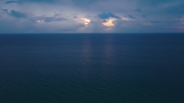 空中ビュー 暗い海の水の海の表面と海の空の背景に黒い雲 — ストック動画