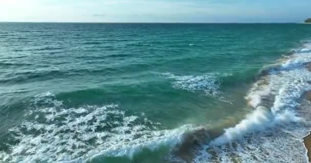 Морские Волны Разбивающиеся Песчаной Поверхности Воды Удивительные Волны Морской Природы — стоковое видео