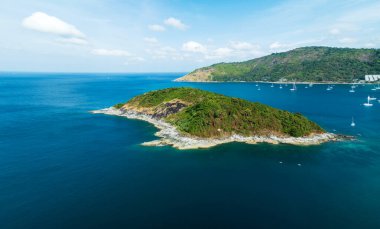 Phuket Tayland güzel küçük ada ile Tropikal deniz Drone havadan görünümü çekim
