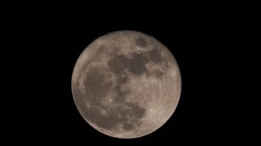 Gece karanlığında dolunay. Tele lens fotoğraf videosuyla Ay 'ı şaşırtıyor.