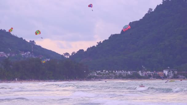 Paragliding Famous Patong Beach Tourist Enjoying Activities Beach Holidays Parasailing — Stock videók
