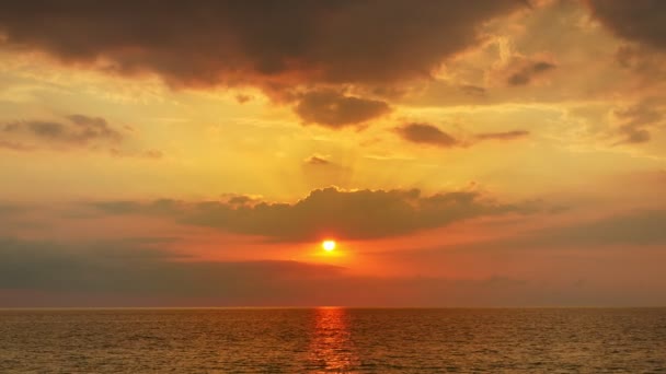 Золотой Закат Восход Солнца Над Поверхностью Моря Красивом Острове Удивительный — стоковое видео