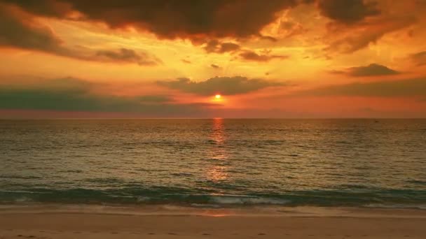Złoty Zachód Słońca Lub Wschód Słońca Światło Nad Powierzchnią Morza — Wideo stockowe