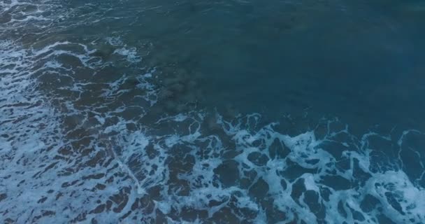 Deniz Dalgaları Kumlu Yüzeyine Çarpıyor Inanılmaz Dalgalar Deniz Doğası Seyahat — Stok video