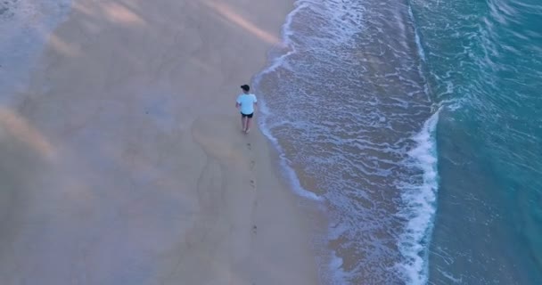 Красивий Ніжний Біг Пляжі Схід Сонця Або Сонця Неба Фон — стокове відео