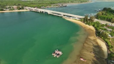 Sarasin Köprüsü karayolu taşımacılığı kavramının hava görüntüsü. Köprü, Phang Nga ve Phuket adası Tayland arasında bir köprü. Köprü, iş ve ulaşım alanında en önemli olanıdır.