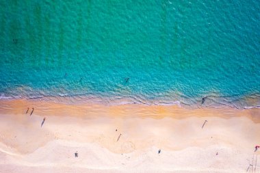 Hava manzarası Muhteşem kumlu sahil ve küçük dalgalar Güzel tropikal deniz yaz mevsimi görüntüsü Aerial view drone çekimi, yüksek açılı deniz kumsalı manzarası