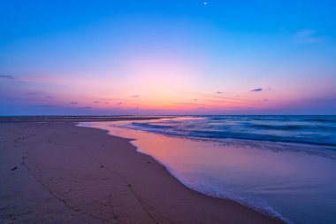 Beautiful Light Sunset or sunrise over sea, Colorful dramatic beach scenery Sky with Amazing clouds and waves in sunset sky nature light cloud background