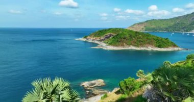 Phuket Adası 'ndaki deniz kıyısı manzarası. Phuket Tayland' daki inanılmaz dalgalar deniz manzarası. 4K insansız hava aracından yüksek kaliteli görüntüler.