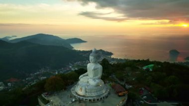 Phuket Tayland 'daki yüksek dağdaki Büyük Buda Heykeli' nin hava görüntüsü.