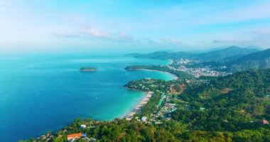 Phuket adasının tropikal kıyıları, güzel plajlar, körfez ve dağlar, Kata plajının mükemmel kumlu plajları ve Phuket Tayland 'da Karon sahili, Timelapse doğa manzarası deniz manzarası