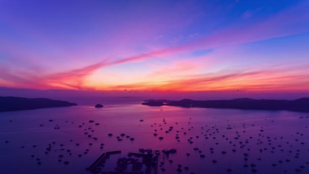 空中ビュー桟橋の上のヨットや帆船のドローンのハイパーラップチャロン湾プーケットタイ 海の上の自然の素晴らしい日の出の空のカラフルな光 タイムラプスの空の日の出 — ストック動画