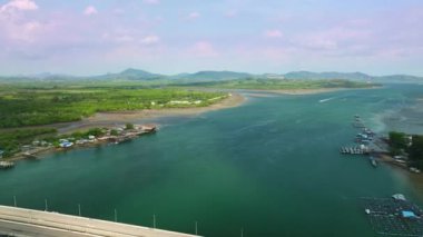 Phuket thailand 'daki Sarasin köprüsünün hava aracı video sürati, deniz taşımacılığı kavramındaki 4K Zaman atlamalı köprü geçişi görüntüsü