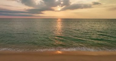Güzel dalgalar, deniz yüzeyi kumlu kıyılara çarpan inanılmaz dalgalar, doğa ve seyahat arka planı.